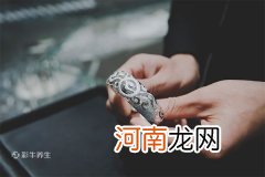 银子变黑是身体不好吗 为什么银饰戴久了会变黑