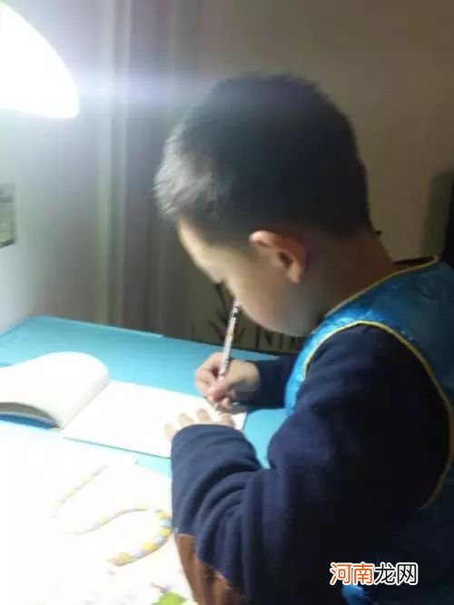 “写作业都是浪费时间”我告诉儿子：你现在多努力，将来就少辛苦