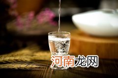 睡前喝一口白酒好吗 睡前喝白酒有哪些影响