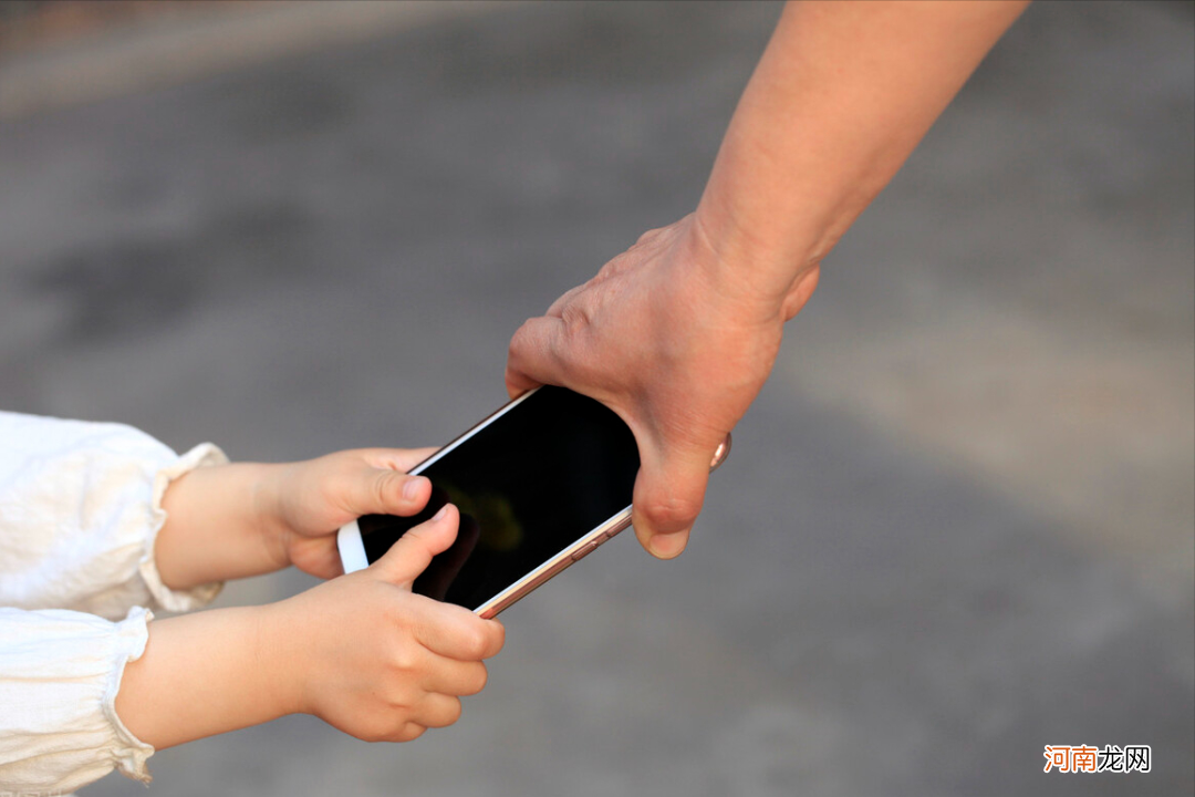 要避免孩子沉迷手机，父母就不能监督控制他们，因为越控制越沉迷
