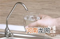 用矿泉水洗脸好吗，这些你要知道 矿泉水可以用来洗脸吗