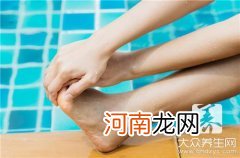 夏天脚底长小水泡很痒 夏天脚底长小水泡很痒怎么回事