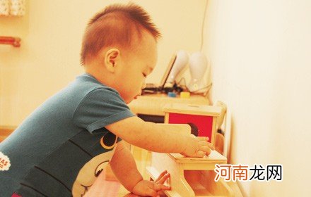 孩子把玩具乱扔一地？3岁前分年龄培养收纳能力，每个阶段有不同