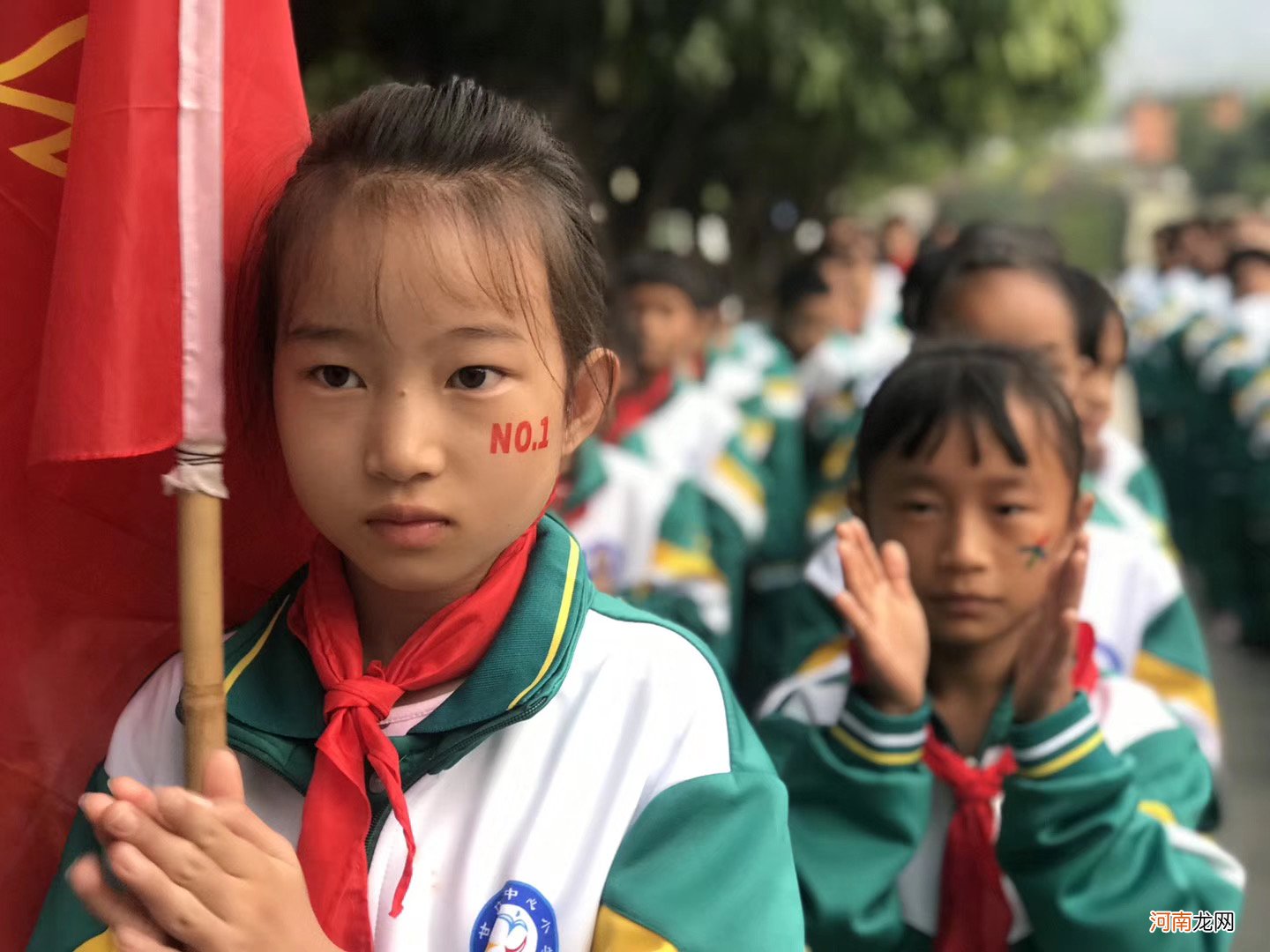 我女儿近视必须坐第一排！命令老师调座位，刚开口就输了孩子未来