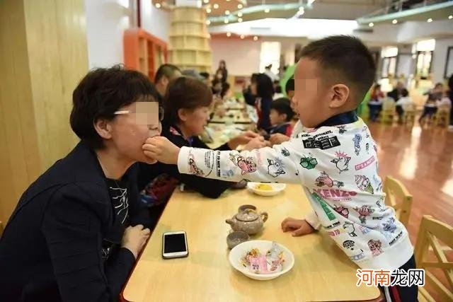 “姥姥好还是奶奶好”？7岁孩子给出的答案，让家人面色难堪