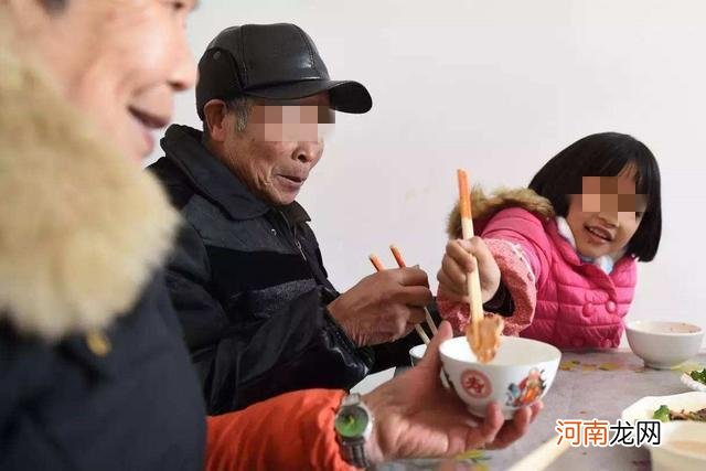 “姥姥好还是奶奶好”？7岁孩子给出的答案，让家人面色难堪