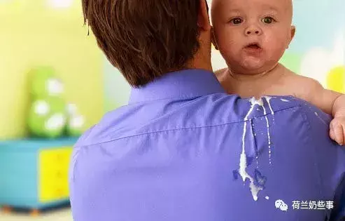 宝宝为什么老是往外吐 吐奶溢奶有不同