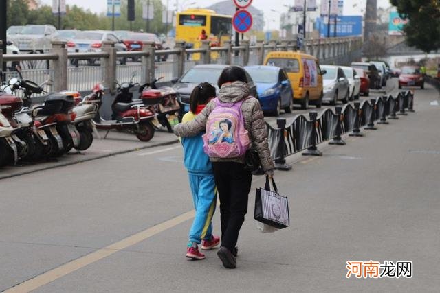 为什么国内妈妈穿睡衣接娃，日本妈妈却穿制服？对孩子影响很大