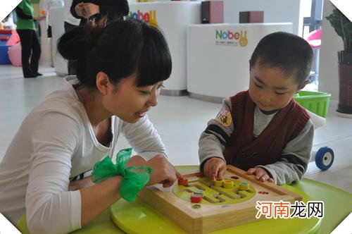 哈佛心理学专家：父母准备的玩具越多，孩子就越容易变笨