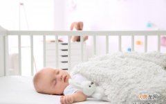 枕头对于宝宝的危害 婴儿可以靠着枕头睡觉吗