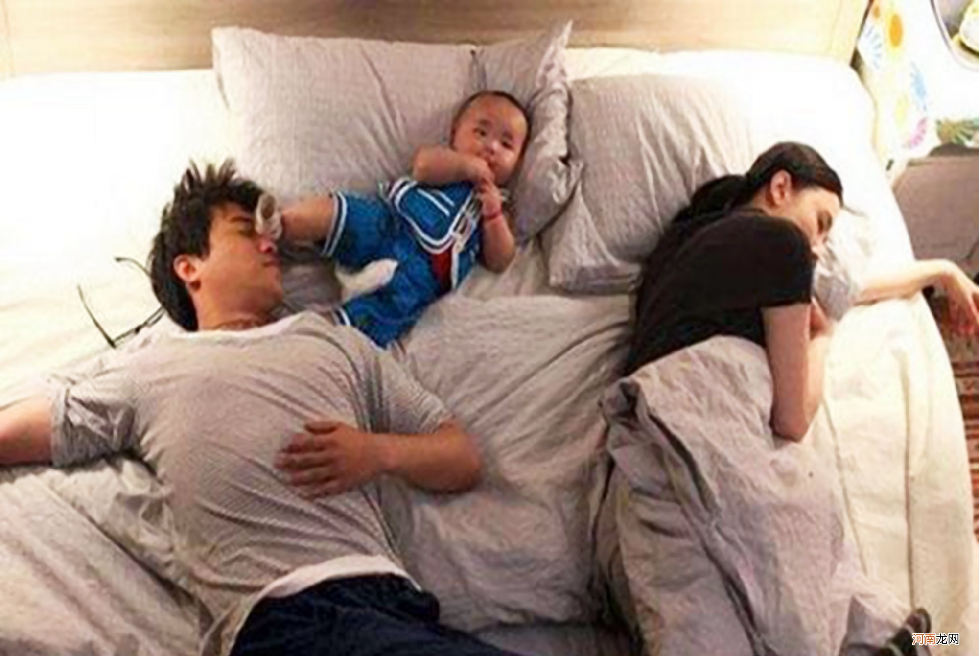 宝宝睡觉总是踢被子？可能不是觉得热，三种“不舒服”父母早发现