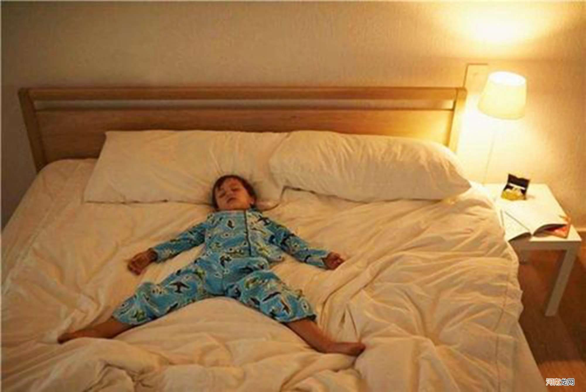 宝宝睡觉总是踢被子？可能不是觉得热，三种“不舒服”父母早发现