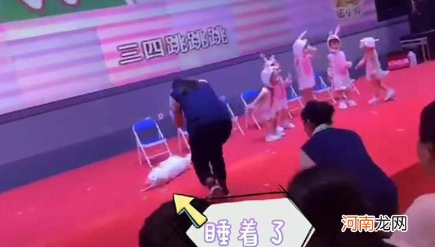 “最贪睡宝宝”幼儿园午睡火了，全班师生也没能叫醒，网友：睡神