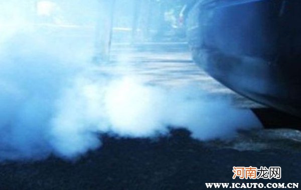 汽车冒蓝烟是什么原因造成的？加大油门冒蓝烟是不是烧机油