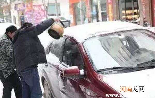 车窗结冰怎么快速清理？车窗上有霜冻怎么办