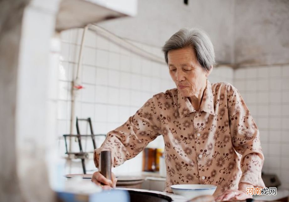 “孩子早餐不能吃粥？”奶奶带娃被嫌弃，父母们可能误会了粥