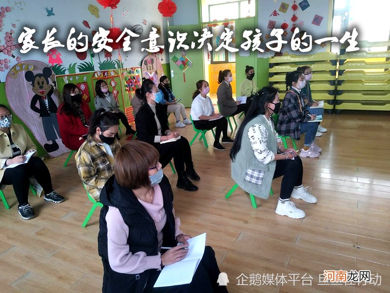 你以为的不可能，其实随时会发生：宝宝把镊子精准捅进电门，想想就后怕！