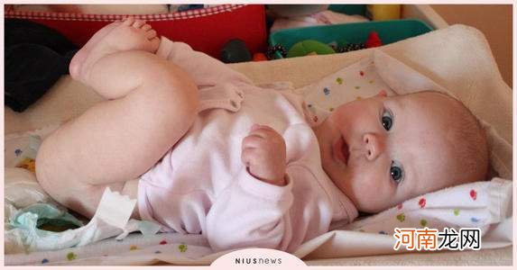 用湿纸巾给宝宝擦屁股，看似方便实用，实际上对娃伤害很多