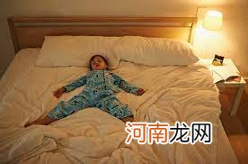 开灯睡觉会导致孩子性早熟？