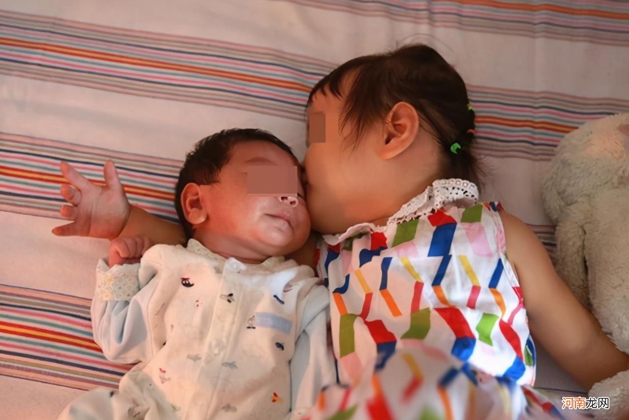 有二宝后，大宝却吵着喝奶粉、穿纸尿裤，二胎家庭如何磨合感情？