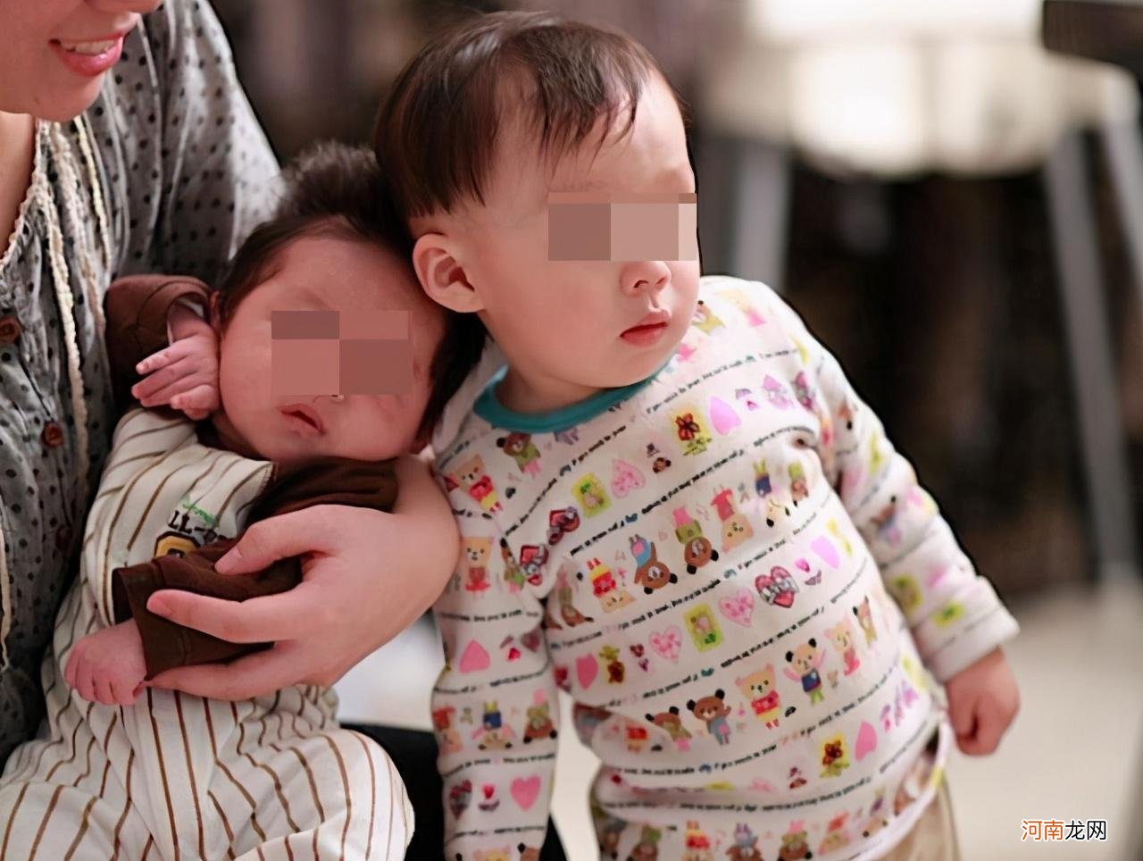有二宝后，大宝却吵着喝奶粉、穿纸尿裤，二胎家庭如何磨合感情？