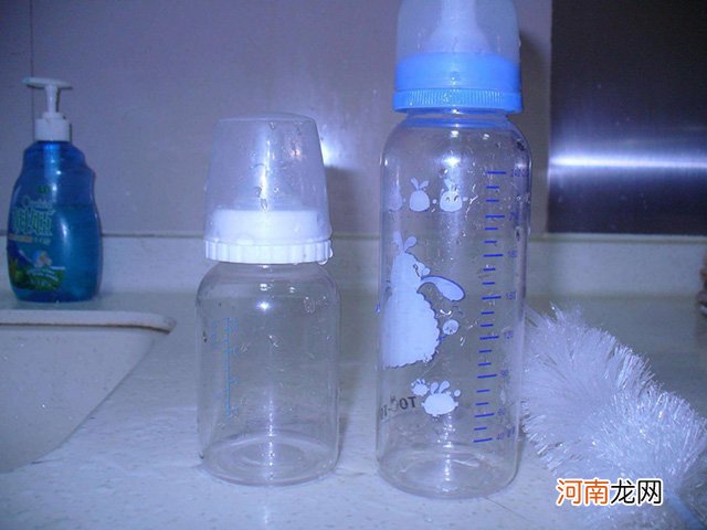 开水烫奶瓶能消毒？宝妈别图省事，没做好这五个步骤，奶瓶白刷了