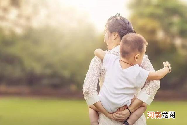 前一秒被妈妈吼，后一秒就粘妈妈，难道孩子不记仇？原因真的扎心