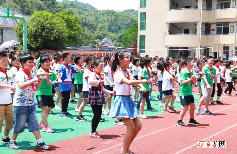 家长教育学生时，不能过度限制孩子，争取让他成为有主见的人