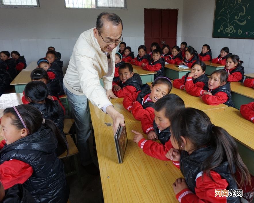 家长教育学生时，不能过度限制孩子，争取让他成为有主见的人