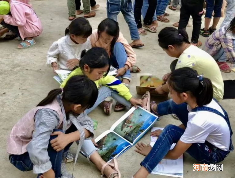 家长教育学生时，不能过度限制孩子，争取让他成为有主见的人