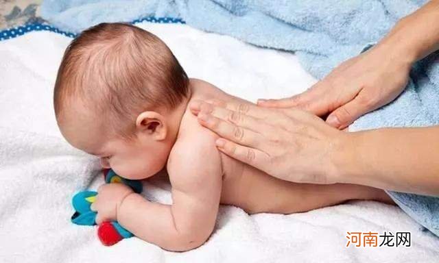 宝宝冬天不宜频繁洗澡，尤其这个年龄以下，不然容易影响皮肤健康