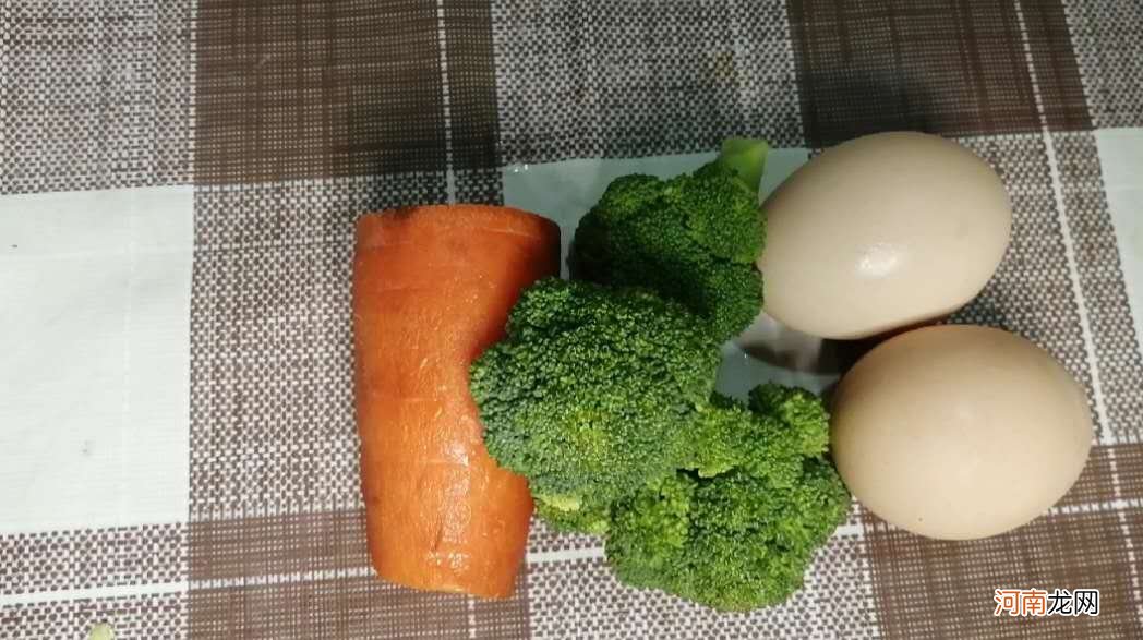 早餐给宝宝做个双色蔬菜鸡蛋卷，隔壁的小孩也过来抢着吃