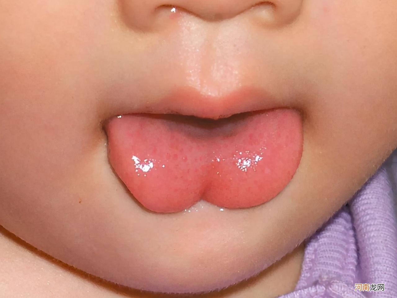 婴儿为什么总喜欢吐舌头？真不是在“卖萌”，而是有这几个含义