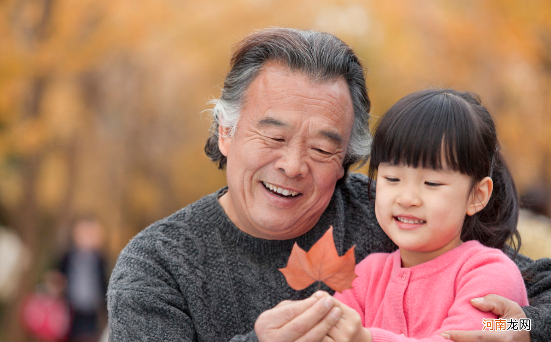 老人总插手孩子的管教，该怎么办？教你4招来应对“隔代教育”