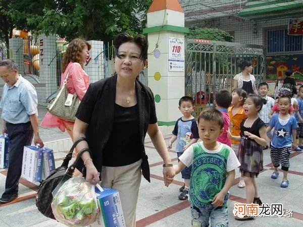 新生家长接孩子幼儿园放学的第一天，幼师拜托家长：注意三个不要