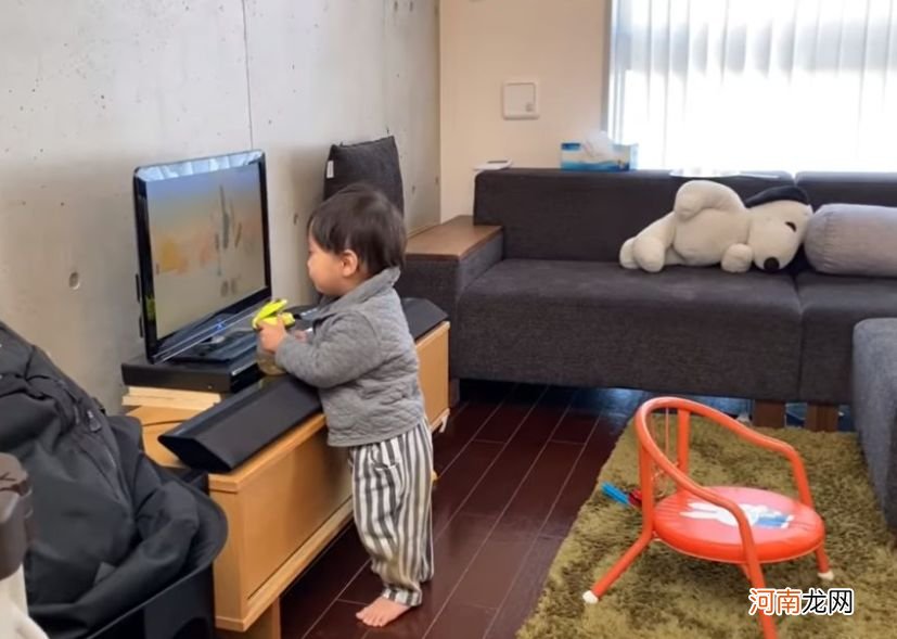 宝宝3岁前能不能看电视？父母对照国内外的研究成果，不踩坑