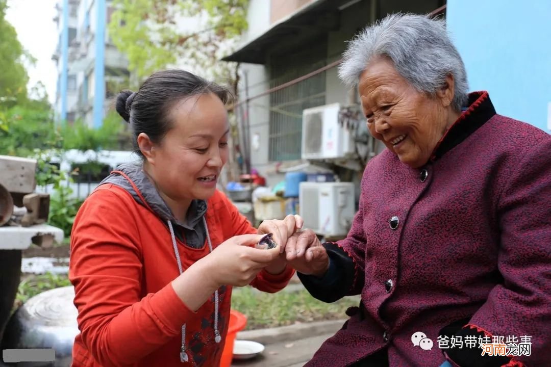 等到老了才知道，能陪在父母身边的往往是这个孩子，别疼错了