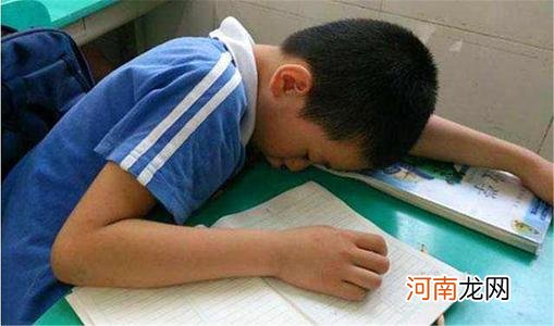 张文宏：小学生要保证10小时睡眠。家长：现实生活中很难实现