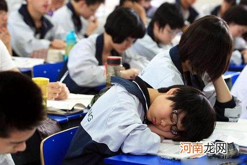 张文宏：小学生要保证10小时睡眠。家长：现实生活中很难实现