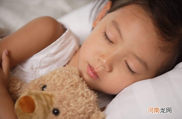 孩子有“恋物癖”，每天摸着毛毯才能睡着？四大坏习惯要及时改正