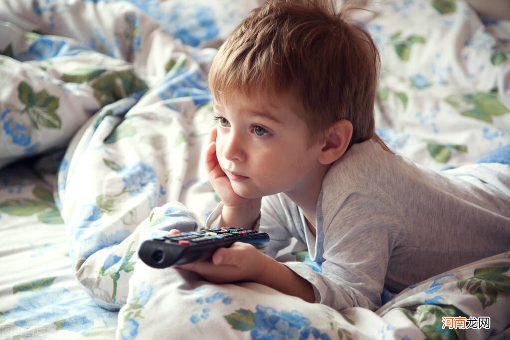 “看电视”和“不看电视”的孩子，会有3个明显差距，家长要重视