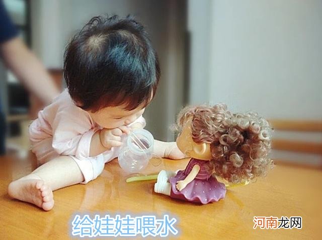 孩子给娃娃“喂饭”，是“泛灵心理”的表现，家长需注意3件事