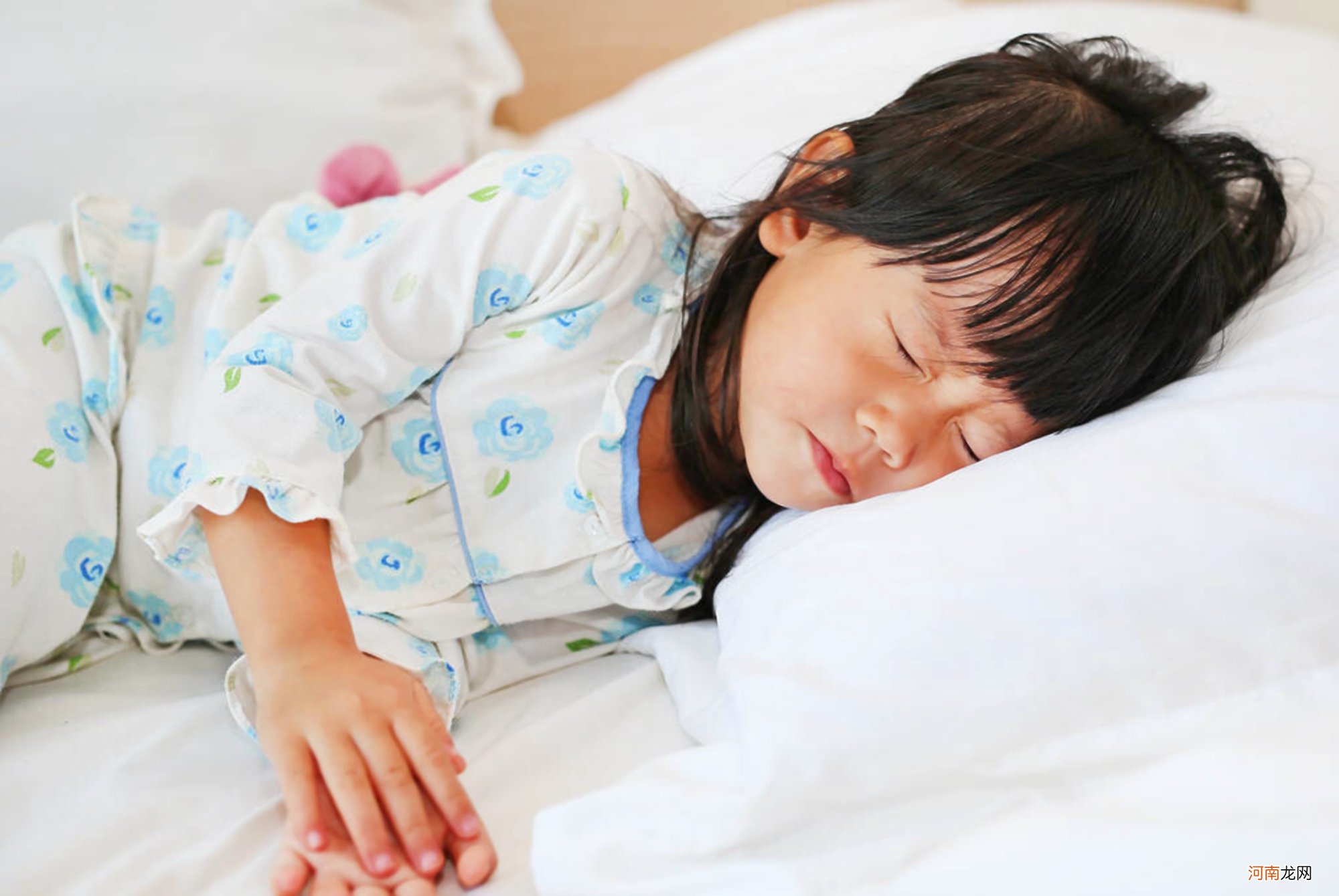 这三种东西别放在孩子床头，影响生长发育不说，还有“隐形危害”