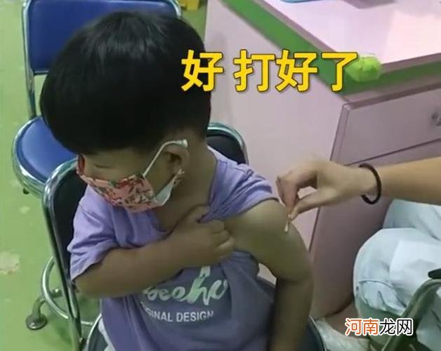 以一敌四！幼儿园小朋友接种疫苗火力全开，网友：还以为在抢孩子呢