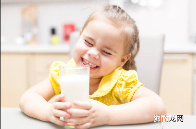 8岁男童喝“鲜奶”面临不育风险，孩子喝奶，究竟怎么喝才正确呢