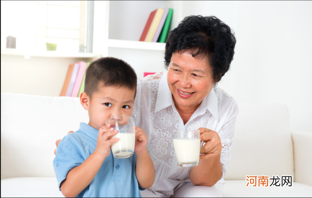 8岁男童喝“鲜奶”面临不育风险，孩子喝奶，究竟怎么喝才正确呢