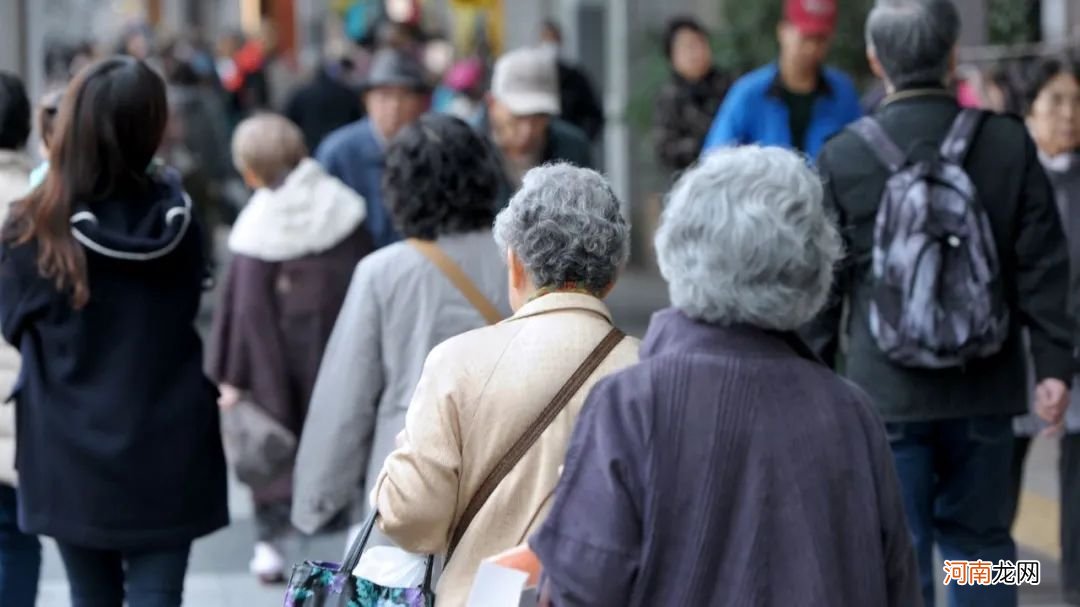 “奶奶姥姥继续上班，妈妈辞职在家带娃”成新趋势，原因很现实