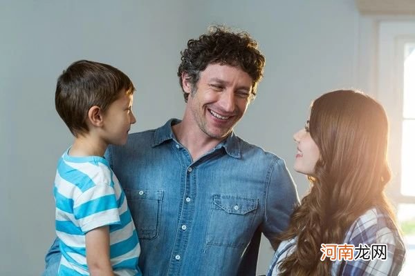 孩子盲目自大不听劝父母该怎么办？懂得聆听的魅力，孩子会更优秀