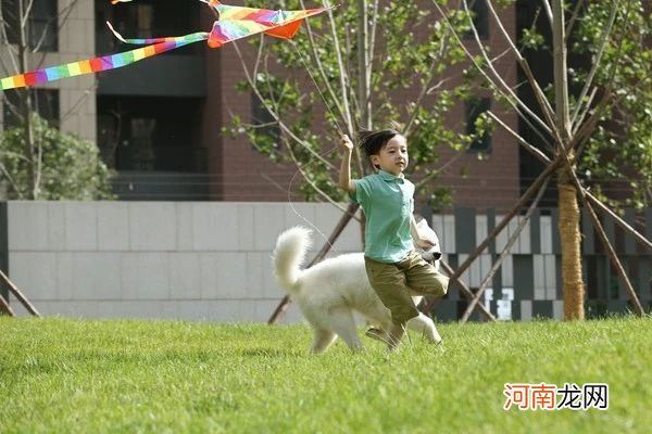 孩子盲目自大不听劝父母该怎么办？懂得聆听的魅力，孩子会更优秀