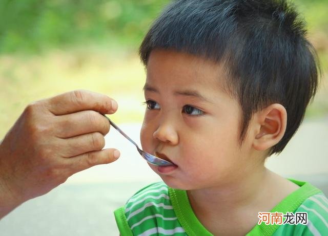 如何培养娃自主进食？家长只需做到“3不2要”，离成功就不远了